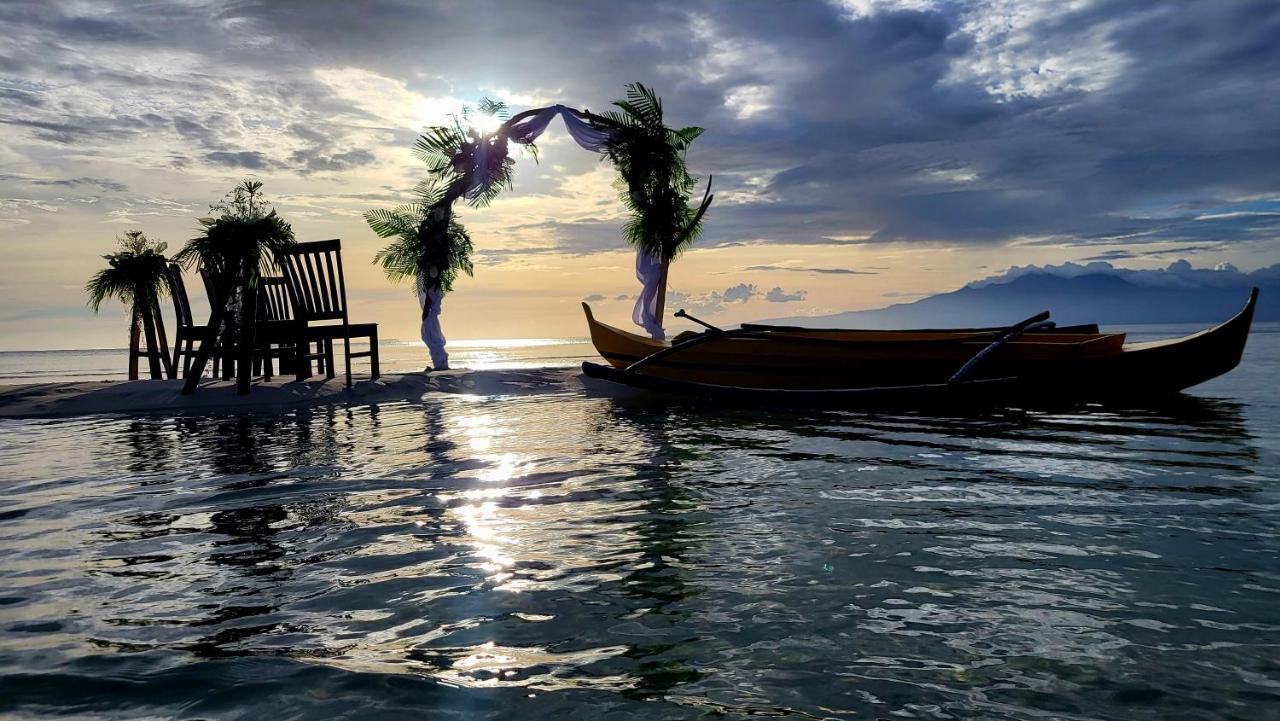 Apo Diver Beach Resort Сан Хуан Екстериор снимка
