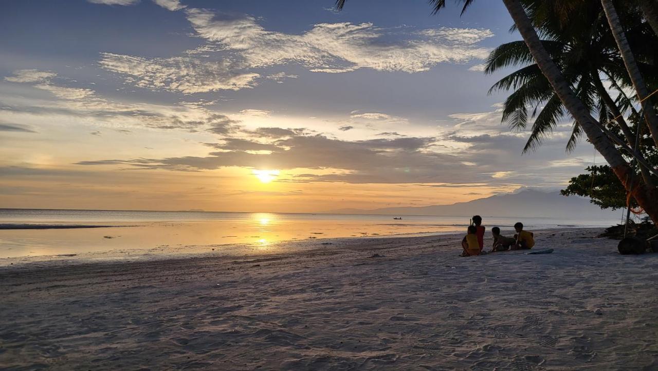 Apo Diver Beach Resort Сан Хуан Екстериор снимка